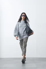 Sweater de punto con textura tramada, color azul marino, de silueta relajada y mangas abullonadas con puños ajustados.