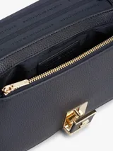 Cartera cruzada Tommy Hilfiger con diseño jacquard en tonos azul y beige, solapa con detalle de cuero sintético negro en la base y cierre con broche metálico dorado con monograma de la marca. Incluye correa de cadena dorada.