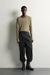 Camiseta relaxed fit de manga larga y cuello redondo amplio, confeccionada en tejido ligero color marrón con mezcla de lyocell y lana.