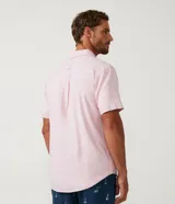 Camisa de manga corta confeccionada en mezcla de lino y algodón, con cuello inglés, cierre frontal de botones y bolsillo en el pecho. Presenta un corte comfort holgado y diseño liso.