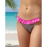 Bikini de dos piezas con estampado animal print. El top es de estilo triángulo con breteles decorados con volados fucsias. La bombacha es tipo tanga con laterales atados y un detalle de volado fucsia en la parte frontal.