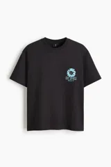 Remera de algodón negra, de corte holgado y diseño de hombros caídos. Presenta un pequeño estampado en el pecho con una flor celeste y el texto "KEEP THE WILD ALIVE".