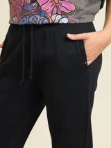 Pantalón tipo babucha de algodón y poliéster, color azul marino, con cintura elástica ajustable mediante cordón y corte recto.