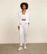 Pantalón jogger blanco de microfibra con cintura elástica y frisos laterales.