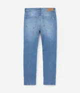 Pantalón de jean masculino, modelo slim, con lavado claro y pequeños desgastes en los bolsillos. Confeccionado en denim con elastano.