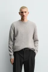 Jersey de punto con hilatura de lana, corte regular fit, cuello redondo y manga larga con acabados en rib.