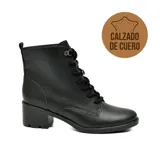 Bota corta acordonada de cuero negro, con taco cuadrado bajo y suela con relieve.
