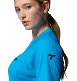 Remera deportiva de manga corta color azul con tecnología de absorción de humedad y protección solar, con detalle de diseño geométrico en el interior.