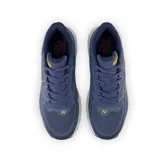 Championes de running New Balance M880 color gris con detalles en negro y rojo.