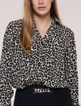 Camisa de gasa estampada con diseño animal print, cuello con solapa, escote en V, cierre frontal con botones y mangas largas, de la marca Ninety Clothing.