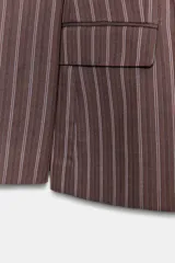Blazer de corte sastrero con diseño de rayas verticales, cuello con solapas, cierre frontal con un botón y bolsillos laterales con solapa.