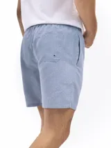 Short de baño rosado con estampado de rombos, cintura elastizada con cordón ajustable, bolsillos laterales y trasero.