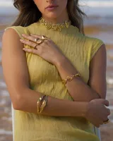 Brazalete rígido de bronce y alpaca maciza, con diseño orgánico irregular.