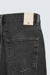 Bermuda de denim de algodón con elasticidad, color negro lavado. Modelo de tiro medio con corte regular fit, cinco bolsillos y cierre frontal con cremallera y botón.
