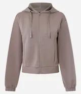 Campera deportiva Get Over de corte regular, confeccionada en una mezcla de modal, poliéster y elastano. Presenta cierre frontal con cremallera, cuello con capucha ajustable mediante cordones, mangas largas con puños elásticos y bolsillos laterales.