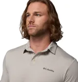 Remera polo Columbia modelo Parsons Point Omni-Shade, color beige, con tecnología de protección solar y absorción de humedad. Cuenta con cuello clásico y cierre frontal de botones.