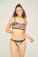 Top de bikini color ocre con escote corazón y breteles regulables.