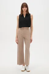 Pantalon de jean corte flare y tiro alto, con cierre frontal y bolsillos laterales.