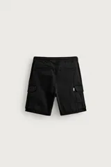 Bermuda cargo color negro de corte relaxed fit, confeccionada en tejido de algodón con elasticidad y efecto lavado. Cuenta con cintura elástica ajustable con cordón, bolsillos frontales y bolsillos laterales tipo cargo con solapa en las perneras.