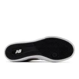 Championes New Balance Numeric 272, diseñados para skate, con combinación de gamuza y materiales sintéticos en color negro y marrón. Presentan el logo N en el lateral, suela blanca de gran flexibilidad y agarre, y plantilla Ortholite para mayor amortiguación.