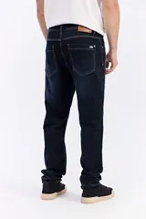 Jean de corte slim, color celeste con sutil efecto lavado, tiro medio y diseño clásico de cinco bolsillos.