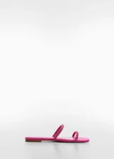 Sandalia plana de diseño minimalista en color fucsia, con dos tiras finas decoradas con strass y punta cuadrada.