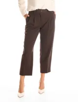 Pantalón de vestir marca Elie Tahari con silueta fluida, diseño de pinzas frontales, bolsillos laterales funcionales y corte wide leg al tobillo.