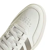Championes Adidas Breaknet 3.0 de estilo urbano inspirado en el tenis, con capellada sintética blanca y las icónicas tres tiras laterales en color gris. Presenta suela de goma en tono crema y cierre mediante cordones.