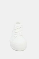 Zapatillas deportivas blancas con detalle de pespuntes a contraste y cordones.