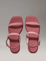 Sandalias Calvin Klein de goma color rosa, con dos tiras en el empeine y tira ajustable en el tobillo.
