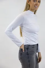 Polera de manga larga color blanco, con cuello alto y calce ajustado al cuerpo.