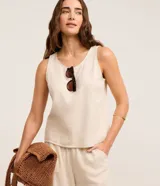 Blusa musculosa color beige confeccionada en sarga de algodón, con cuello redondo y diseño liso.