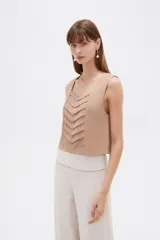 Musculosa sin mangas de color natural con cuello cuadrado y detalles de pliegues frontales en forma de chevrón.