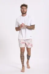Short de baño con estampado abstracto multicolor en tonos rosados, celestes y verdes, con cintura elástica y cordón ajustable.