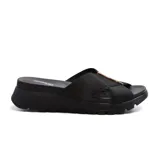 Sandalia casual negra con plataforma y tiras cruzadas con detalle metálico.