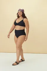 Calzón de bikini tiro alto color negro, con frunce en la cintura.