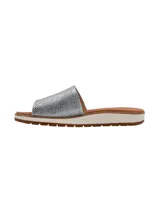 Sandalias tipo chinela con banda ancha superior de textura reptil en color plateado. Presenta una plantilla de color marrón y una suela de plataforma baja con borde blanco y base dentada en color marrón.