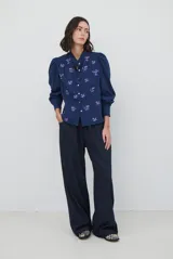 Pantalon de corte recto y tiro alto, confeccionado en denim azul oscuro, con bolsillos laterales y diseño amplio.