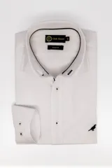 Camisa de vestir blanca Club House de corte slim fit, con cuello corto, detalles de ribete negro en el interior del cuello y bordado de un ave en el pecho.