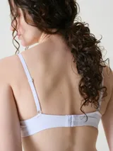 Bralette triangular Soft Touch con estampado animal print, copas removibles y tirantes ajustables negros.