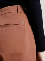 Pantalón chino de corte slim y largo cropped, color marrón, confeccionado en algodón orgánico.