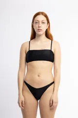 Top de bikini negro con escote recto, breteles elásticos y doble tira en la espalda.
