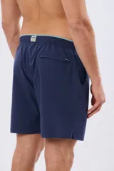 Short de baño liso color coral, confeccionado en tela flexible elastizada, con diseño versátil para uso dentro y fuera del agua.