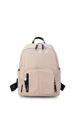 Mochila de nylon color verde oliva, con cierre principal y dos bolsillos frontales con cierre. Tiene correas de hombro ajustables en color negro y asa superior de agarre.