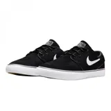 Championes Nike SB Zoom Janoski de perfil bajo, color negro con el logo de Nike en blanco en el lateral y suela de goma blanca vulcanizada.