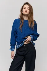 Jean wide leg azul oscuro de tiro bajo, con calce relajado y piernas amplias de diseño clásico de cinco bolsillos.