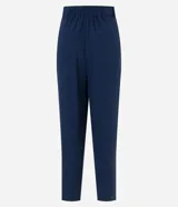 Pantalón zanahoria de mujer confeccionado en tela airflow color azul marino, con trabillas en la cintura, cinturón con hebilla, pliegues y elástico en la espalda.