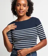 Blusa de punto acanalado Marfinno, con escote barco, manga corta y diseño a rayas horizontales en azul marino y blanco.