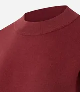 Buzo de tricot con cuello redondo y puños ajustados. Presenta un diseño de calce holgado y tejido de punto liso.