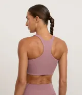 Top deportivo Get Over de microfibra en color bordó, con diseño nadador y escote halter. Cuenta con copas desmontables.